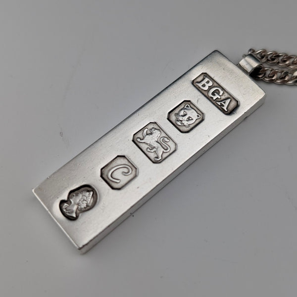 1977 British pure silver jubilee ingot pendant, 28.1g, with pure silver necklace, BGA